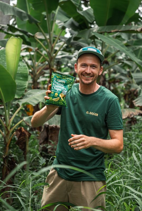 Hendrik Dettmann mit den Chips in Südafrika